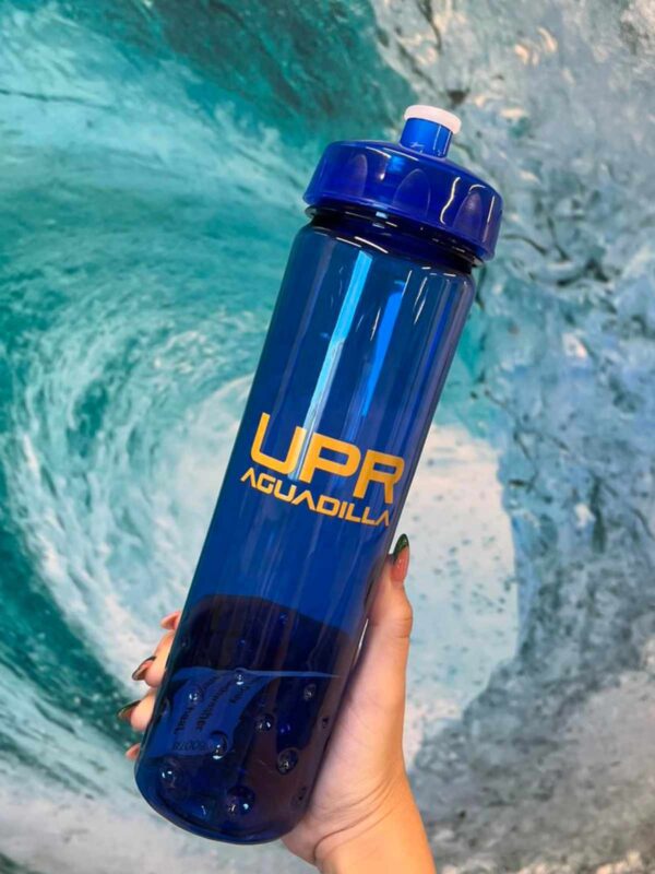 imagen de botella de agua azul con logo UPR Aguadilla en amarillo