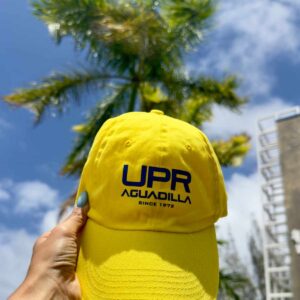 gorra color amarilla con logo oficial de la UPR Aguadilla en color azul