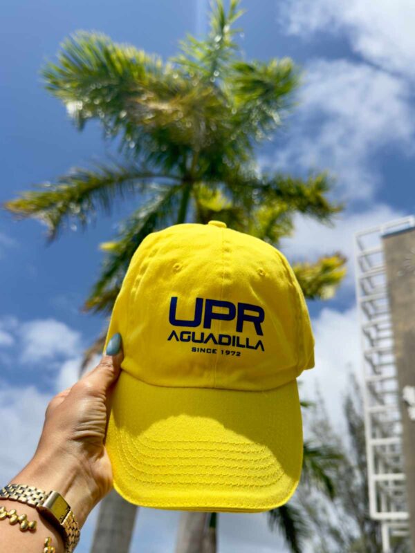 gorra color amarilla con logo oficial de la UPR Aguadilla en color azul