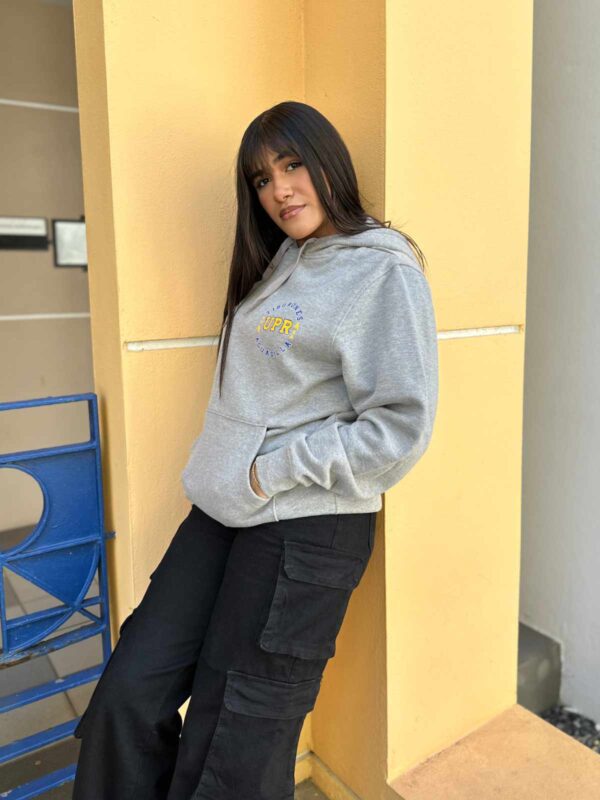 joven mujer con sudadera gris