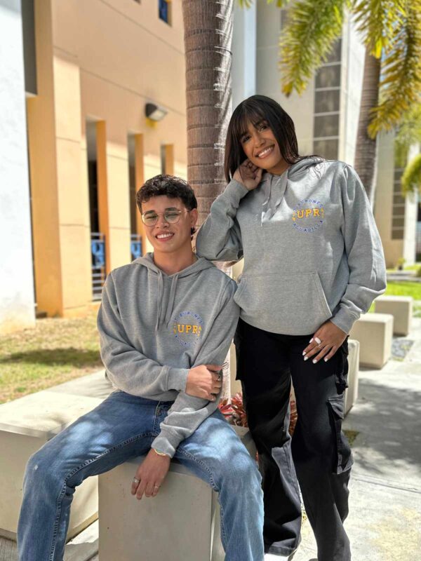 joven pareja con sudadera gris con logo de UPR Aguadilla