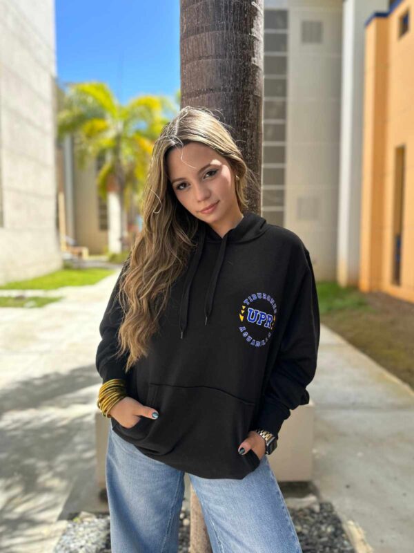 joven mujer con sudadera color negra y logo de UPR Aguadilla