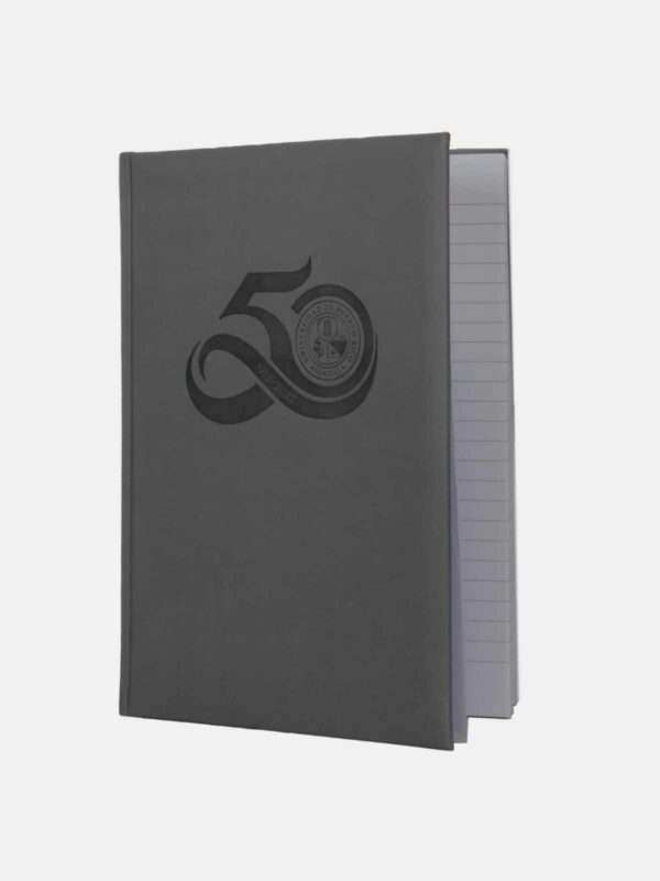 libreta color gris, encuadernada y con logo del 50 aniversario de UPR Aguadilla