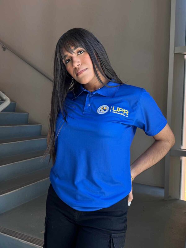 joven dama modelando polo azul con logo de UPR Aguadilla