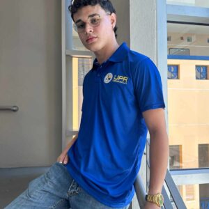 joven varón modelando polo azul con logo representativo de la UPR Aguadilla