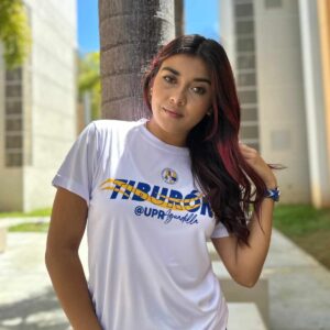 joven dama modelando camisa (tshirt) color blanco con palabra Tiburón en azul