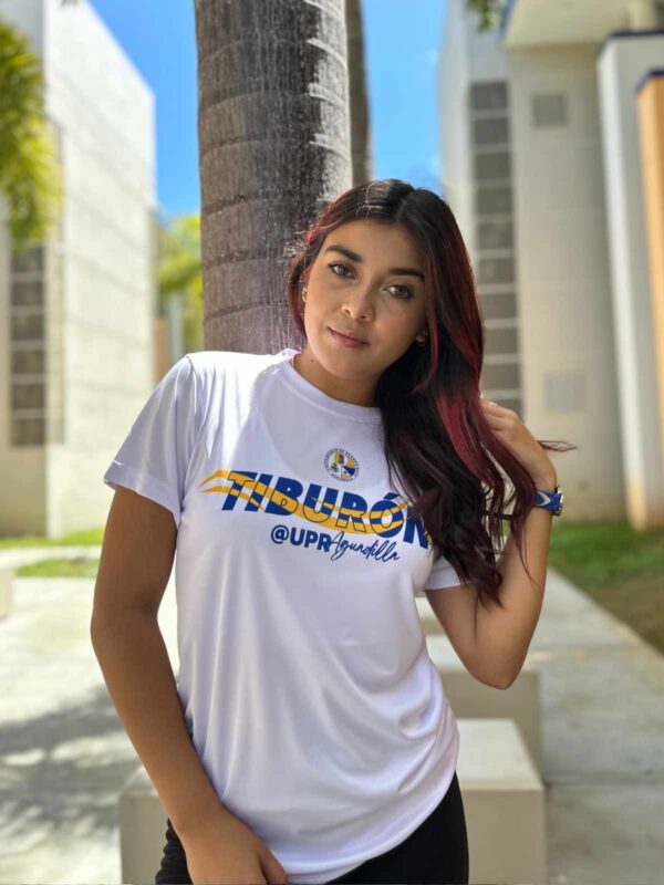 joven dama modelando camisa (tshirt) color blanco con palabra Tiburón en azul