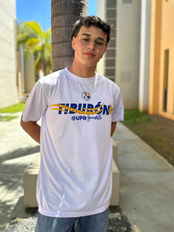 joven modelando camisa (tshirt) color blancoc con letras Tiburón en color azul