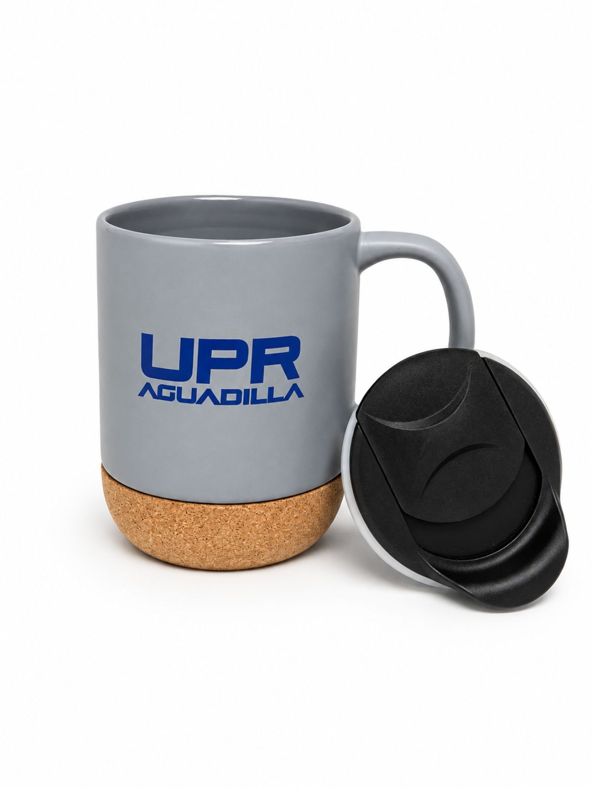 taza en color gris con estampado UPR Aguadilla en color azul royal, base en corcho y tapa negra al lado del mango