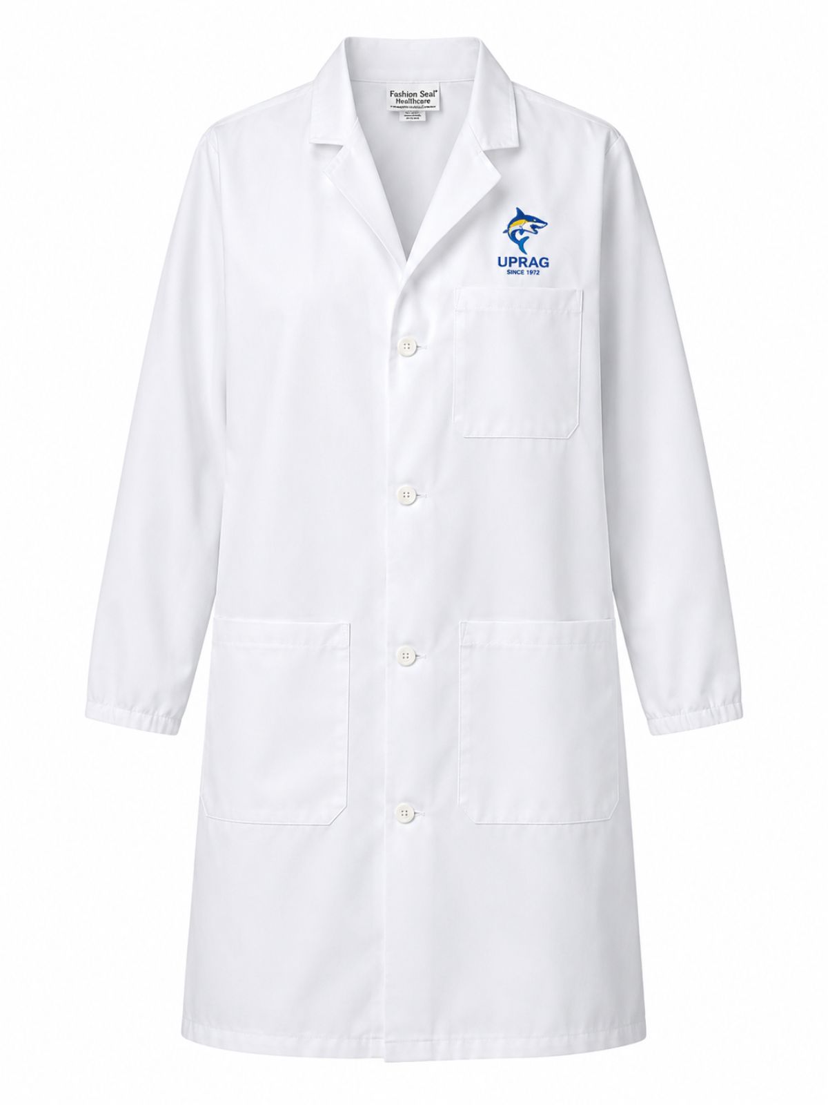 bata de laboratorio de mangas largas color blanca con bordado en la parte superior derecha de tiburón y UPRAg Since 1972 en azul royal y amarillo, posee tres bolsillos