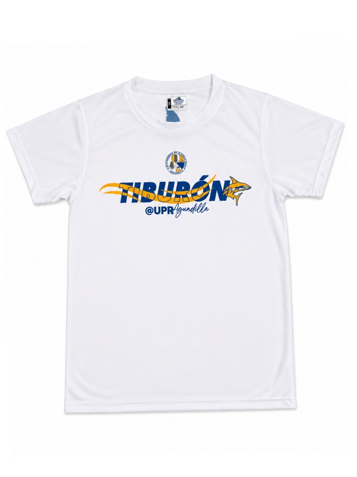 Camisa blanca con estampado de Tiburón UPR Aguadilla en azul con detalles amarillos y logo institucional redondo