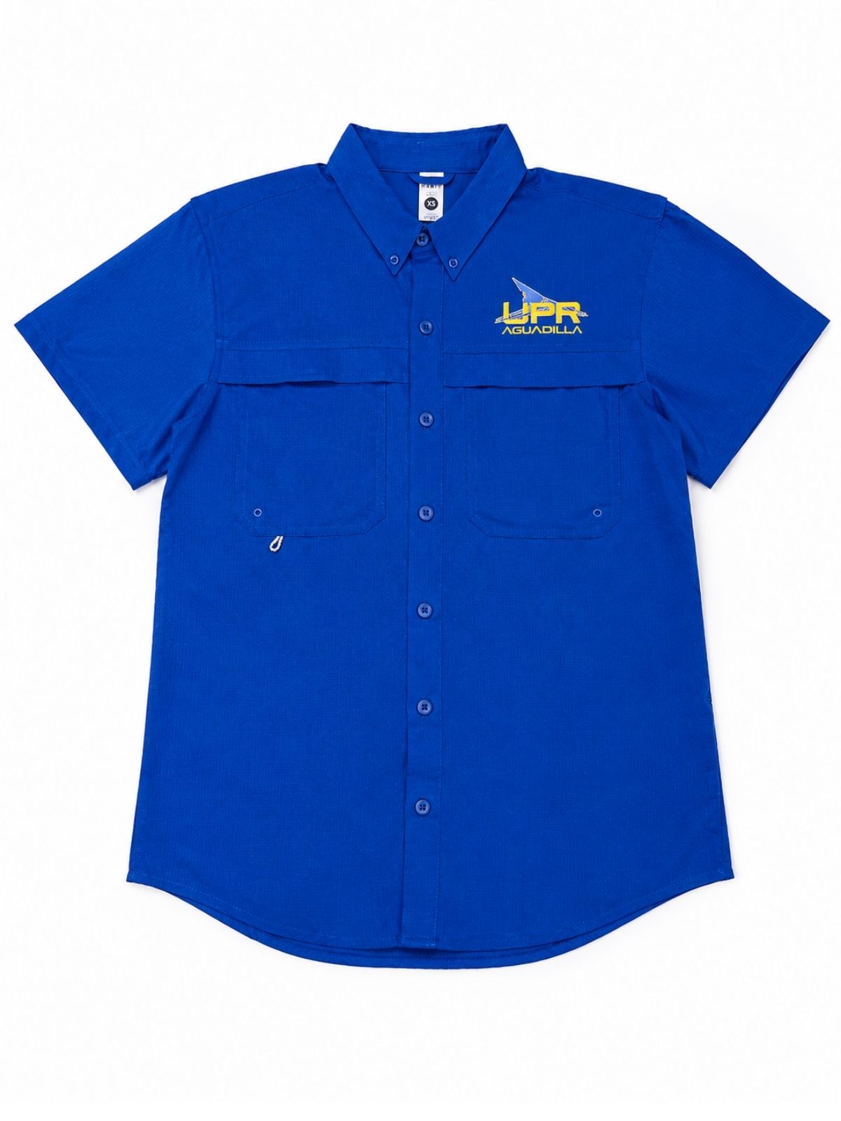 Camisa fishing masculina azul royal con bordado UPR Aguadilla y aleta de tiburón en esquina superior izquierda