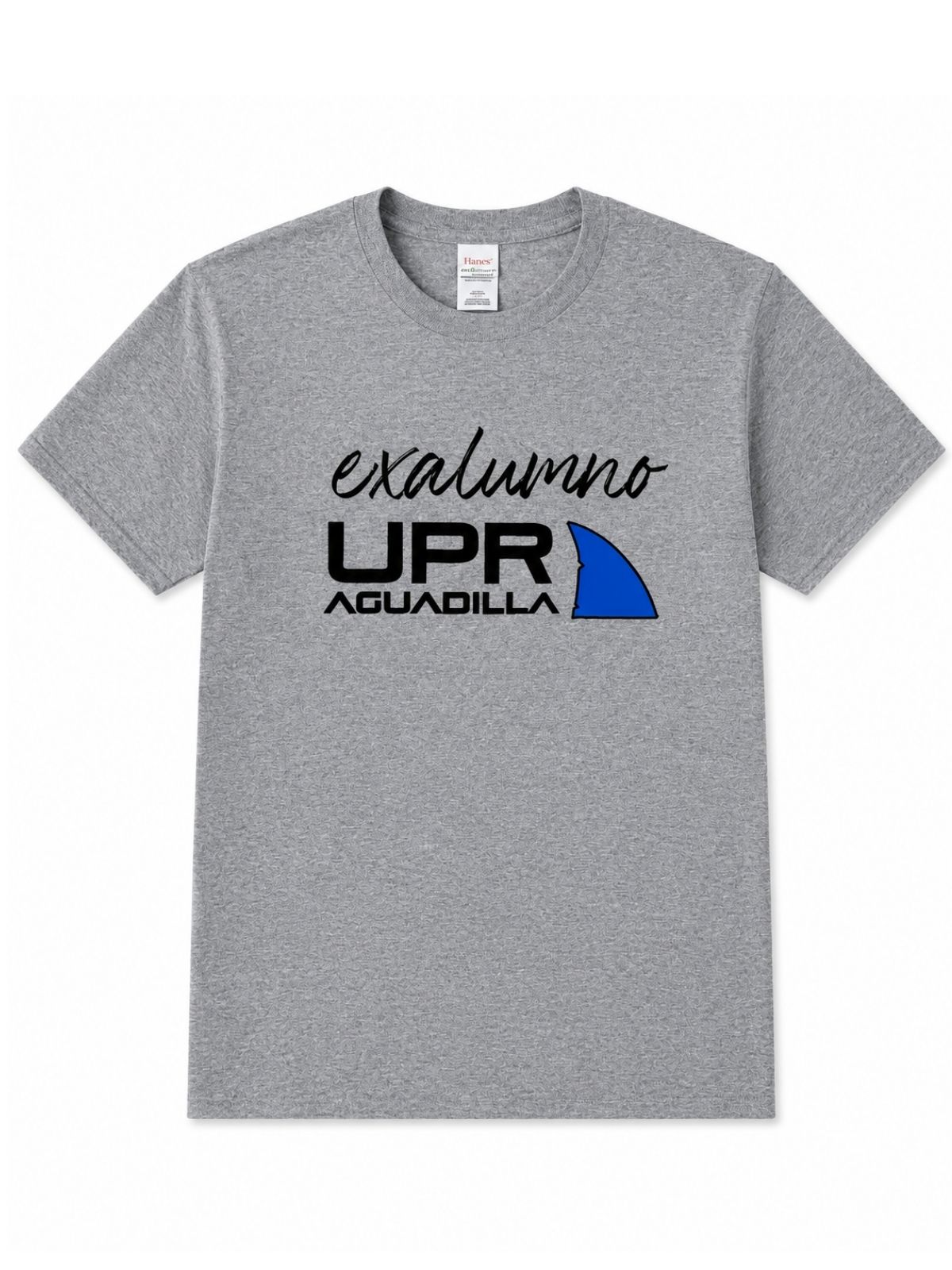 Camisa gris con estampado Exalumno UPR Aguadilla en negro y aleta de tiburón azul royal