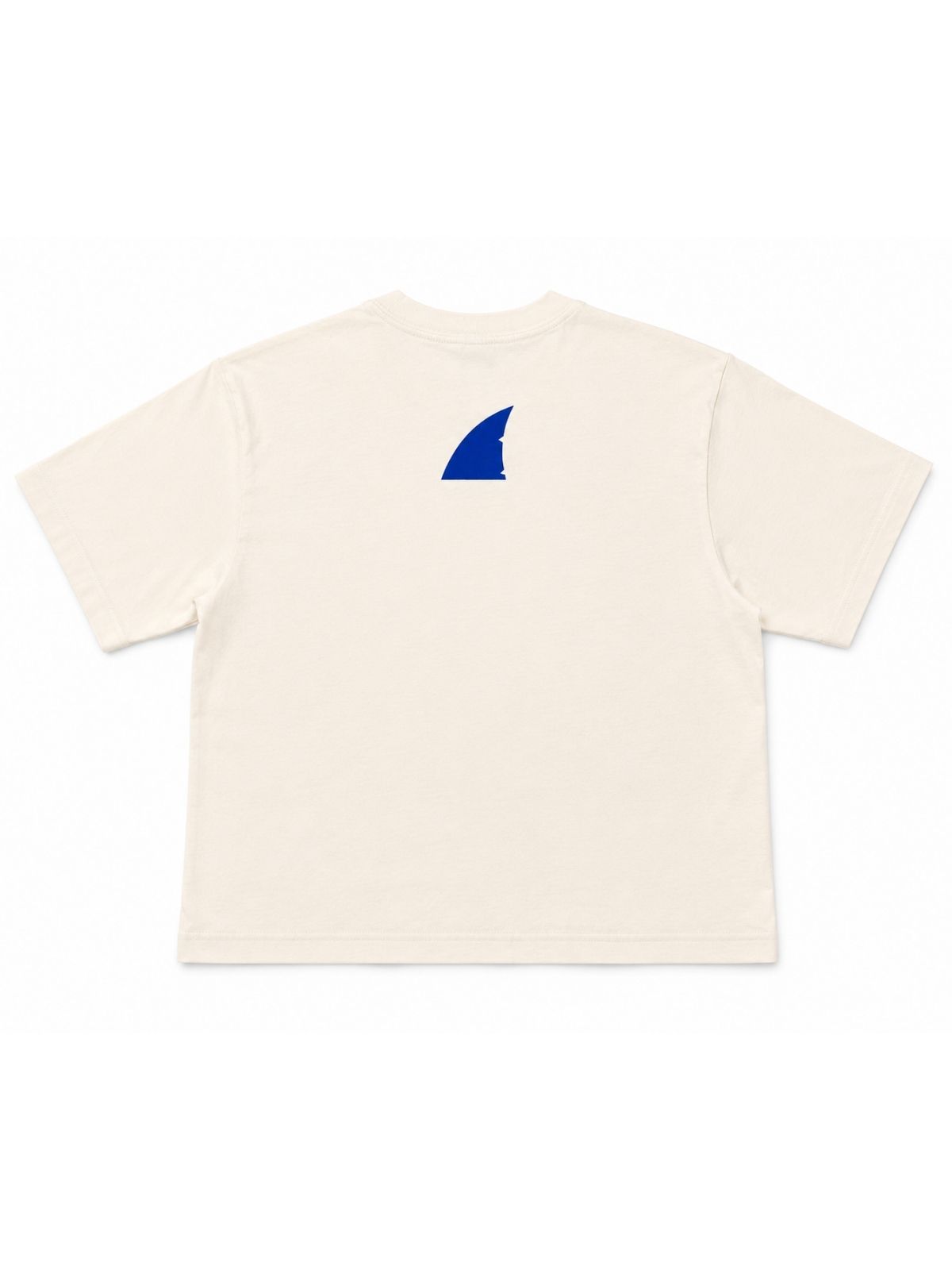 parte dorsal camisa corta color crema con estampado de aleta de tiburón en color azul royal