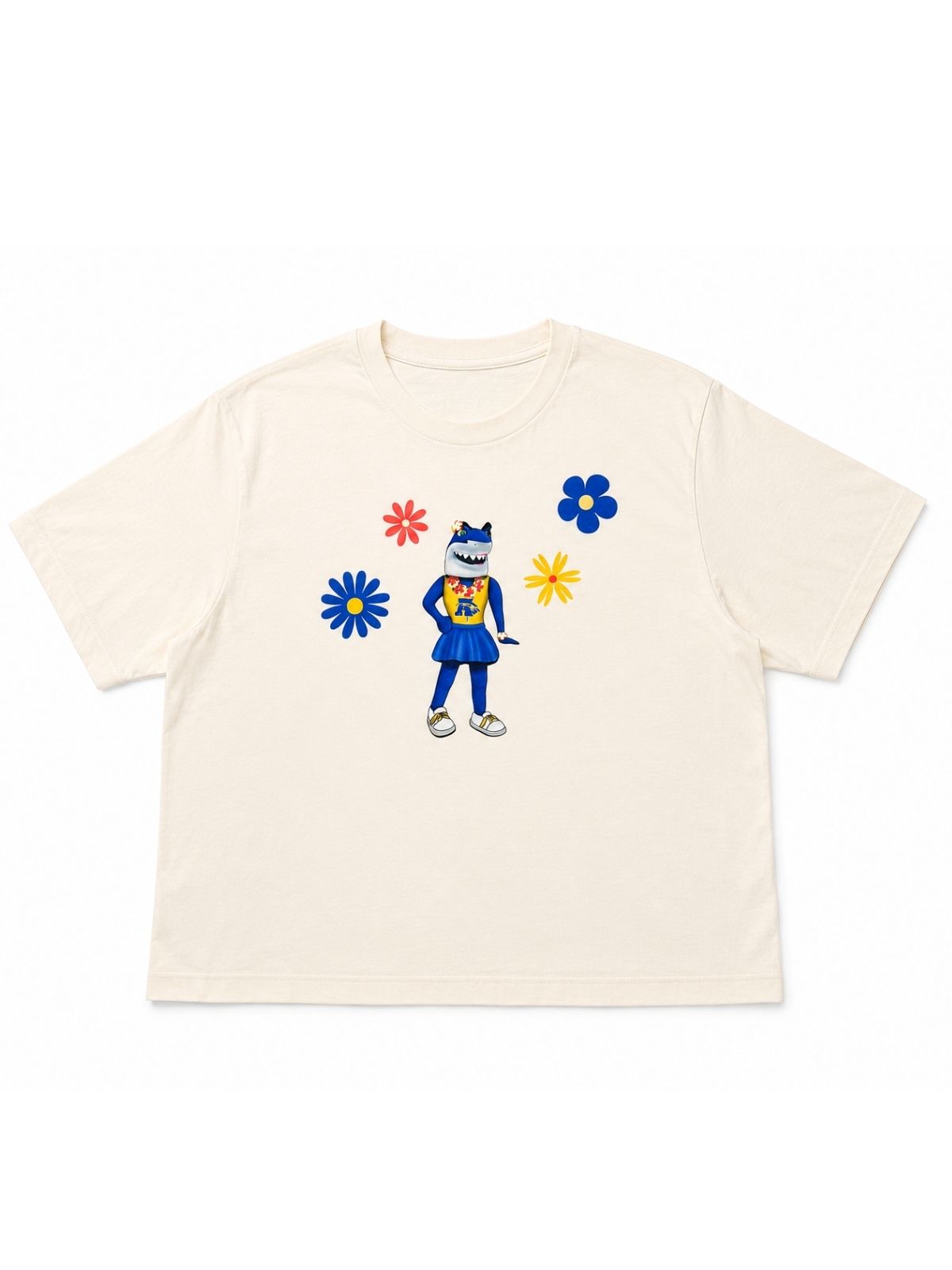 Camiseta corta color crema con estampado de mascota institucional Cora UPR Aguadilla rodeada de flores en colores azul, amarillo y coral
