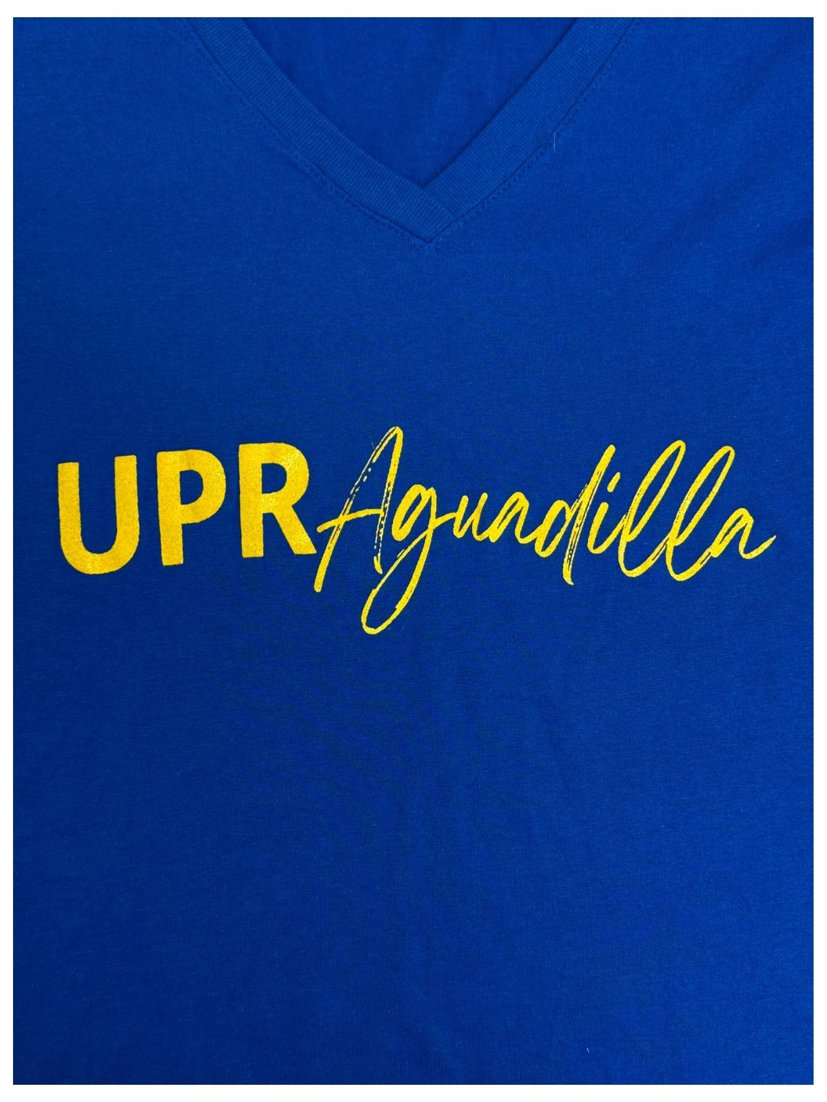 Detalle de estampado UPR Aguadilla en color amarillo sobre tela azul royal