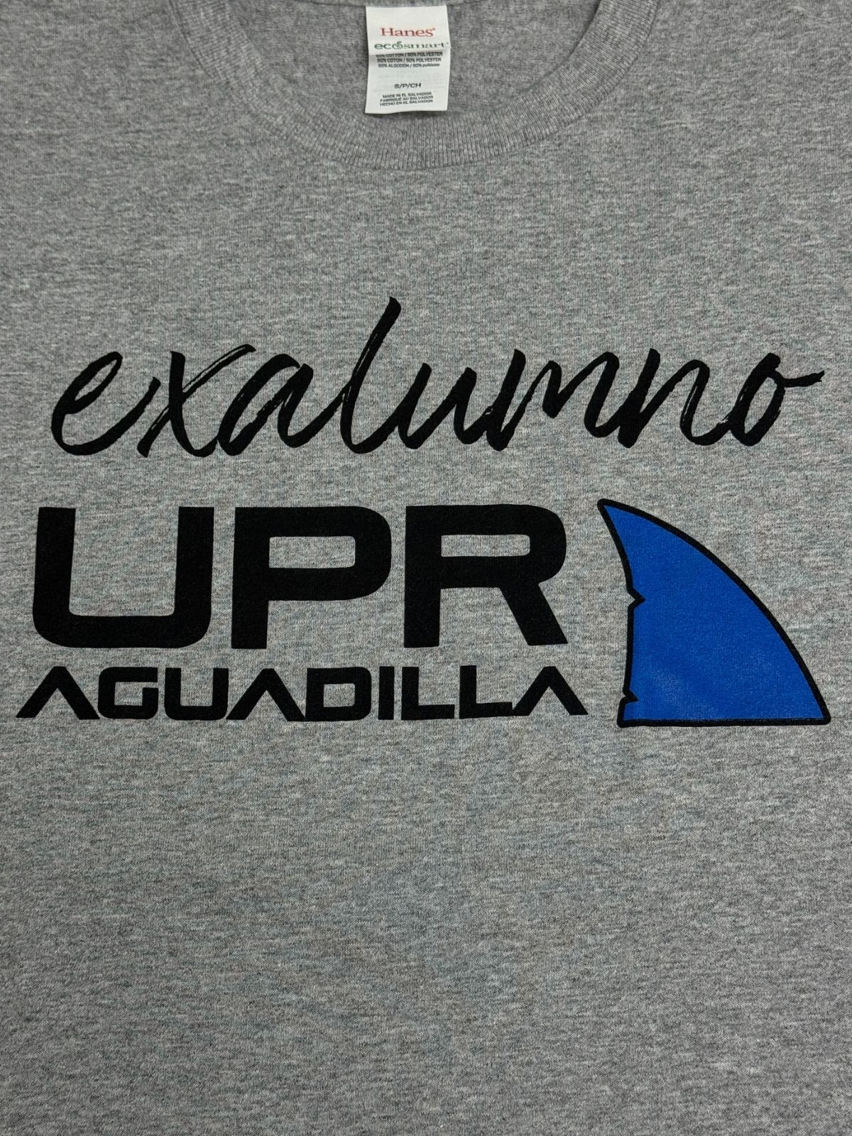 Enfoque de estampado de camisa gris Exalumno UPR Aguadilla