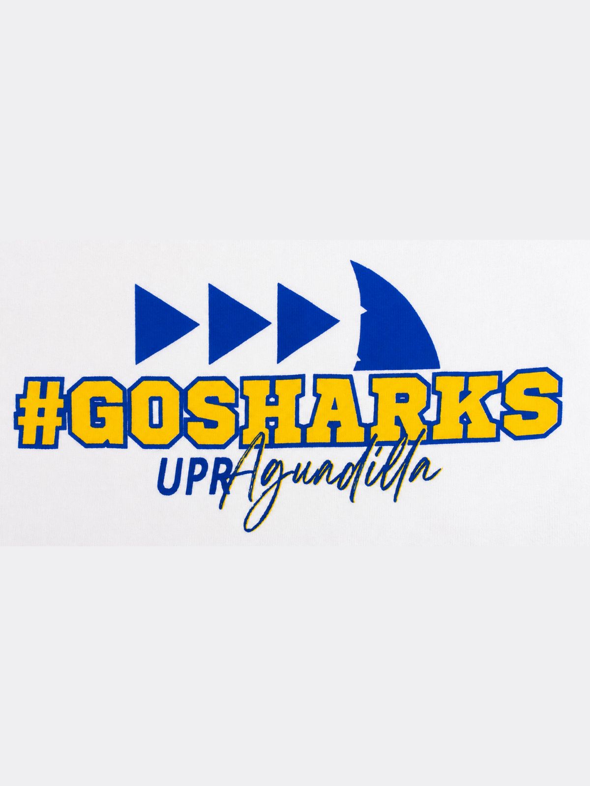 estampado #GOSHARKS en color amarillo con aleta de tiburón azul royal encima y UPR Aguadilla en azul royal debajo