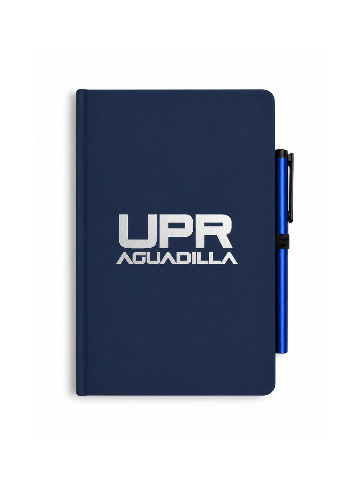 Libreta azul marino de carpeta dura con logo de UPR Aguadilla en color blanco y bolígrafo de color azul metálico agarrado con un pequeño elástico negro en el lado derecho.