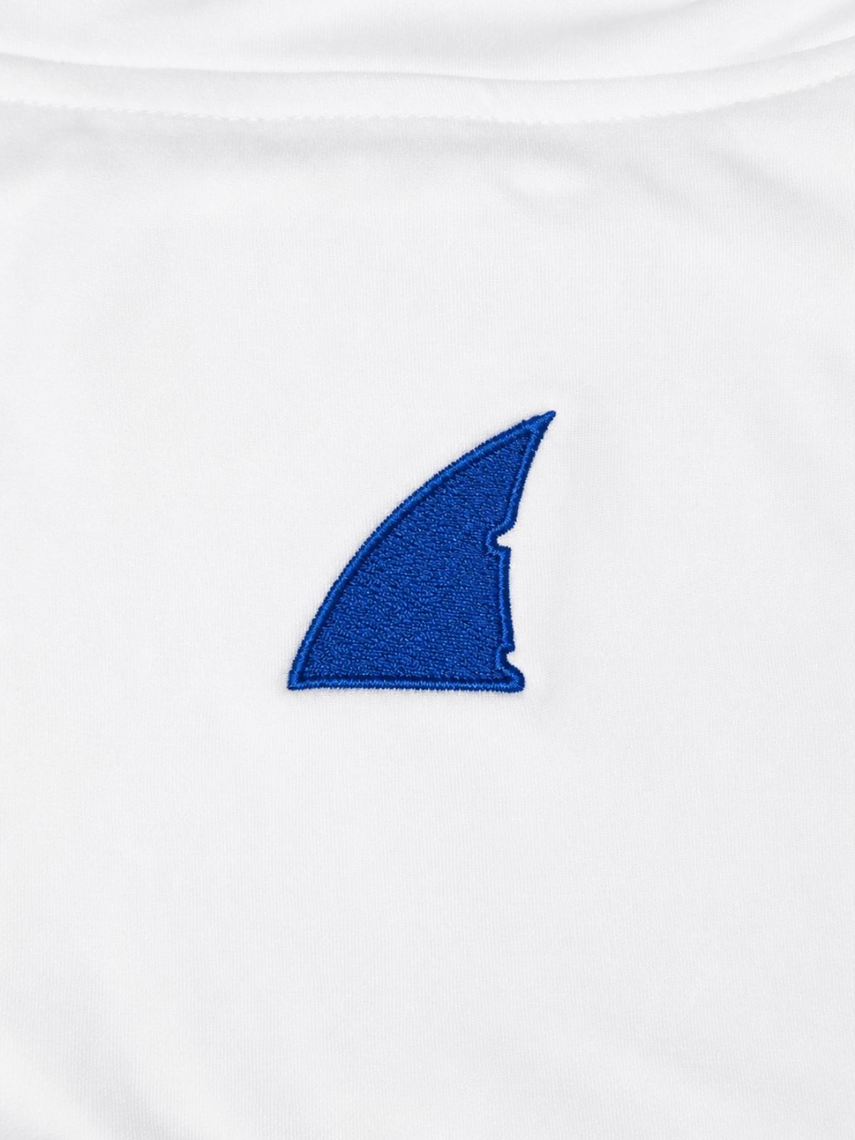 aleta de tiburón bordada en color azul royal en fondo blanco