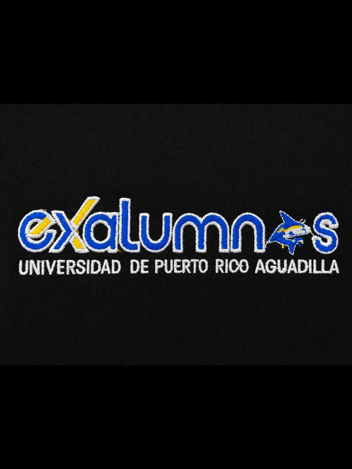 logo bordado que lee exalumnos en color azul royal con el borde blanco y detalles amarillos, seguido de Universidad de Puerto Rico Aguadilla color blanco colocado en un fondo negro