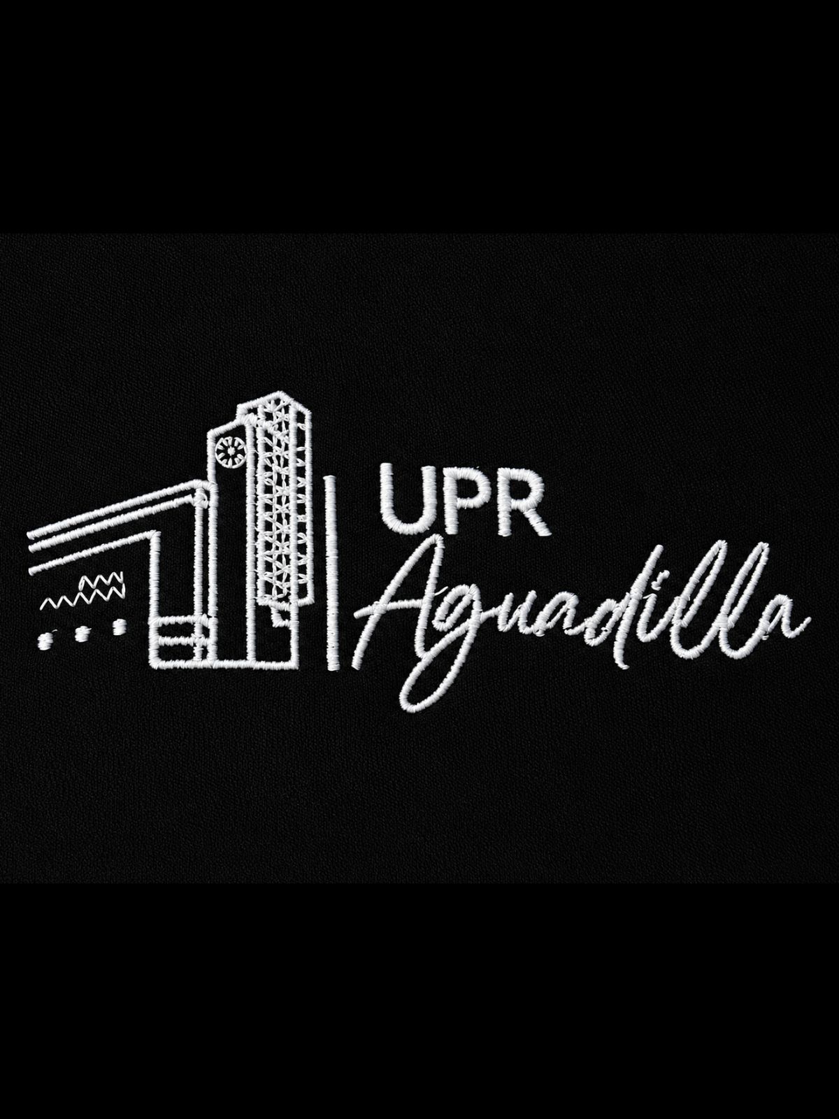 logo bordado institucional con letras UPR Aguadilla y torre de Biblioteca en color blanco sobre un fondo negro