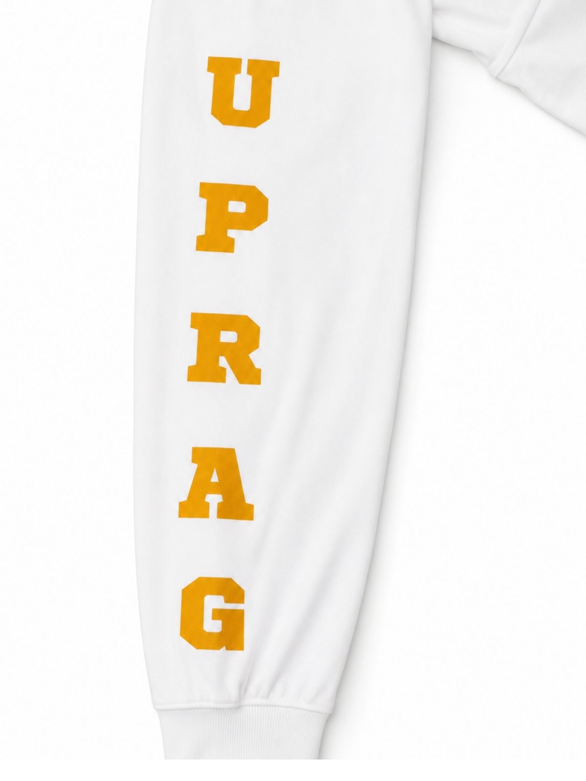 Detalle de manga de camisa playera con estampado de palabra UPRAG vertical en amarillo