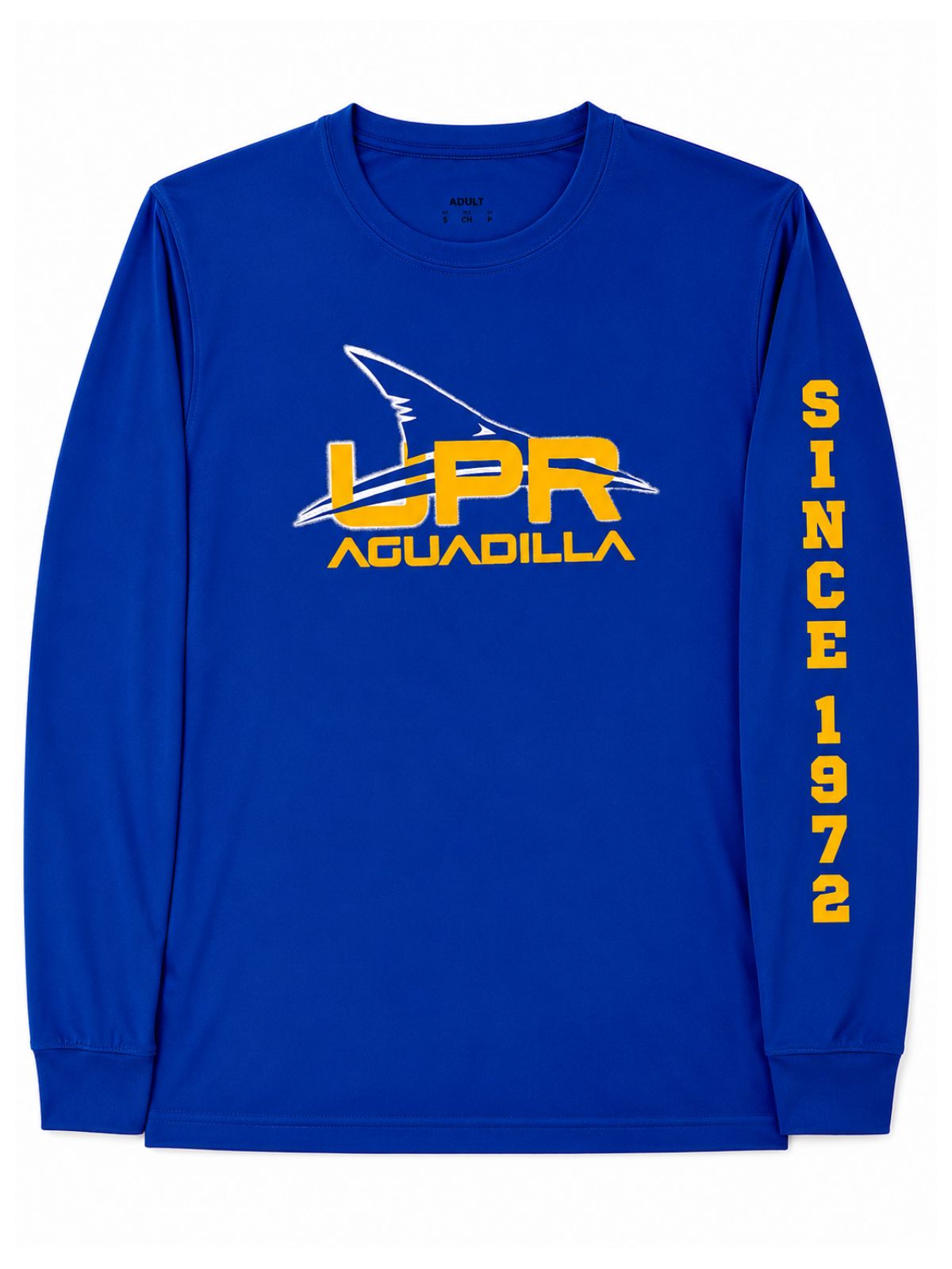 Playera azul royal de manga larga con estampado en el centro de UPR Aguadilla con aleta de tiburón entralazado en color amarillo y detalles blancos, en la manga izquierda estampado Since 1972 en amarillo